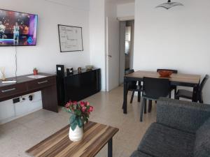 ein Wohnzimmer mit einem Tisch und einem Esszimmer in der Unterkunft Departamento Plaza Mitre in Mar del Plata