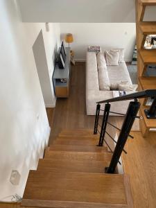 - un salon avec un escalier et un canapé dans l'établissement Cosy appartment with outdoor, 15' from downtown, à Ivry-sur-Seine