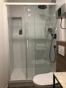 オミシュにあるOmis apartment with balcony - near beach and town centerのバスルーム(シャワーブース、トイレ付) +38枚の写真