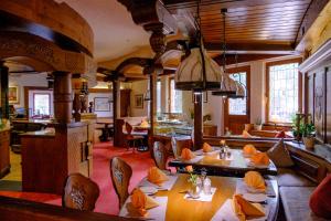 a restaurant with tables and chairs in a room at Hotel St.Martiner Castell in Sankt Martin