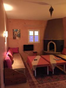 - un salon avec un canapé et une table dans l'établissement Nour Mogador, à Ghazoua