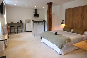 um quarto com uma cama grande e uma cozinha em GOIZARTE Apartamentos turísticos rurales. 