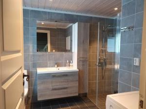 a bathroom with a sink and a shower at Ski in-out at Lifjell-Mountain cabin with majestic views close to Bø Sommarand in Bø