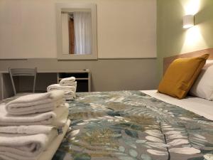 Postel nebo postele na pokoji v ubytování Hotel Camilla Guelfa