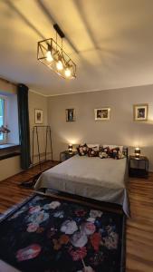 1 dormitorio con cama y alfombra en el suelo en Hoffman Apartament, en Cracovia