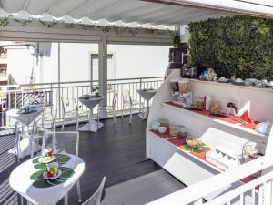 balkon ze stołem i krzesłami na budynku w obiekcie New Pescara City b&b w mieście Pescara