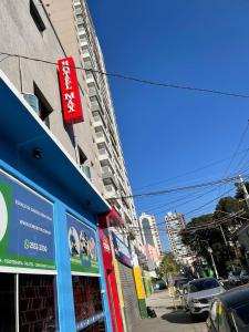 un bâtiment avec un panneau sur le côté d'une rue dans l'établissement Hotel Max Tatuapé, à São Paulo