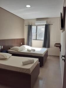 - une chambre avec 2 lits et une fenêtre dans l'établissement Hotel Max Tatuapé, à São Paulo