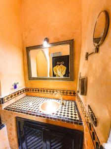 y baño con lavabo y espejo. en Riad Jaime, en Marrakech