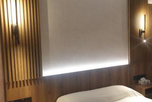 Un pat sau paturi într-o cameră la New Smart Living-1 Bedroom Aglantzia, Nicosia
