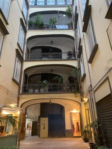 un edificio con un balcón con macetas. en Dimora Chiaia 209 en Nápoles