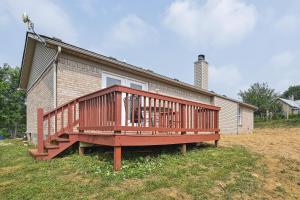 CorinthCorinth Getaway with Deck about 11 Mi to Ark Encounter!的房屋前方的大型木甲板