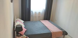 uma pequena cama num quarto com uma janela em Zielona Ostoja em Borne Sulinowo