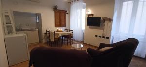 ein Wohnzimmer mit einem Sofa und eine Küche mit einem Tisch in der Unterkunft ELLE in Rovinj