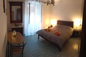 Schlafzimmer mit einem Bett, einem Tisch und einem Fenster in der Unterkunft ELLE in Rovinj