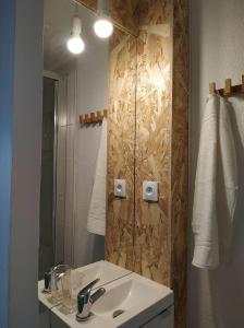 a bathroom with a sink and a mirror at Appartement Terrasse Sud Dernier étage + Parking in Le Havre