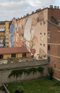 un gran mural en el lateral de un edificio en La Casa di Nora, en Turín