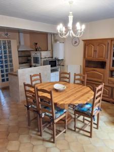 cocina con mesa de madera y sillas en Mihechris en Collioure