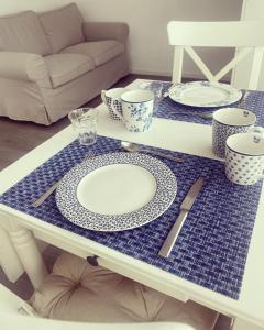 una mesa azul y blanca con platos. en De Keizersmantel, en Son