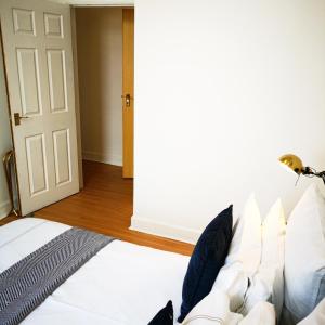 Habitación con cama y puerta blanca en The Snug, en Dunoon