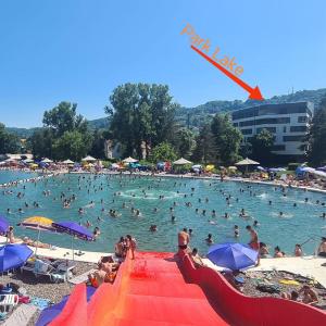 un grupo de personas nadando en una piscina en una playa en Park Lake - Germa en Tuzla