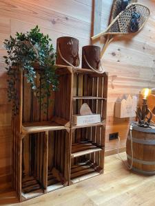 zwei Holzregale mit Pflanzen auf einem Zimmer in der Unterkunft Le chalet du Hélivy in Jalhay