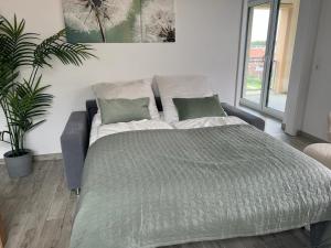 Postel nebo postele na pokoji v ubytování Pearl 7 Nordsee Park Dangast + 21 fotografií
