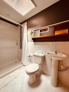La salle de bains est pourvue de toilettes et d'un lavabo. dans l'établissement IntiLuna Hostel, à Salento