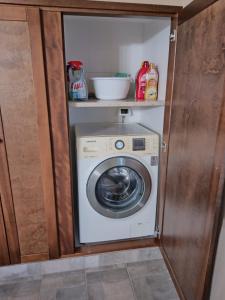 een wasmachine en droger in een kleine kamer bij Monolocale da Andrea in Custonaci