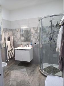 een badkamer met een douche en een wastafel bij Monolocale da Andrea in Custonaci