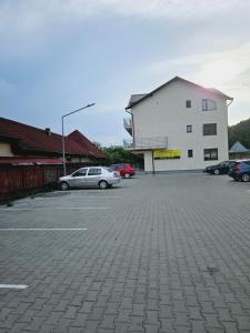un parcheggio con un'auto parcheggiata di fronte a un edificio di Comapart a Bacău