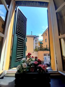 een raam met een vaas met bloemen in een kamer bij Casa Francesca, vicino al mare in Sestri Levante