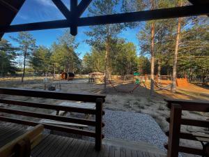 - Vistas a un parque con parque infantil en LEŚNE DOMKI, en Borsk