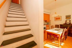 een trap naar een keuken en een tafel bij Casa Francesca, vicino al mare in Sestri Levante
