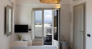 TV a/nebo společenská místnost v ubytování Maeva Suites Santorini