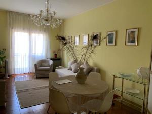 uma sala de estar com uma mesa com um vaso sobre ela em Da Marzia apartment em LʼAquila