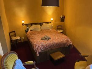 1 dormitorio con 1 cama en una habitación en Suite Provençale en Saignon