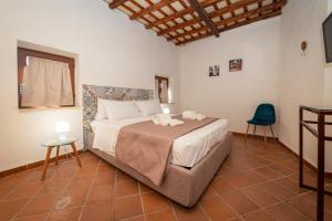 1 dormitorio con 1 cama y 1 silla azul en Sicily Home-affittacamere mediterraneo, en Marsala