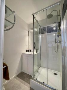 een badkamer met een douche en een wastafel bij Bara by Yumē in Toulouse