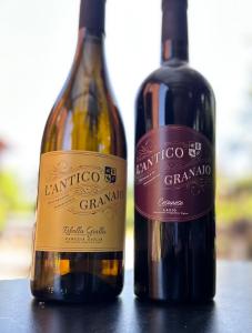 dos botellas de vino sentadas una junto a la otra en L'antico Granaio, en Paliano