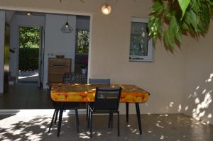 einen Esstisch mit Orangen und Stühlen in der Unterkunft le moulin in Vallon-Pont-dʼArc