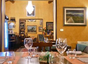 un restaurante con copas de vino en una mesa en L'antico Granaio, en Paliano