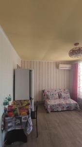 Cette chambre comprend 2 lits et un réfrigérateur. dans l'établissement " Na golubom ozere", à Kamianske