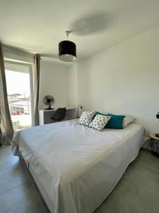 een slaapkamer met een groot bed met 2 kussens erop bij Bara by Yumē in Toulouse