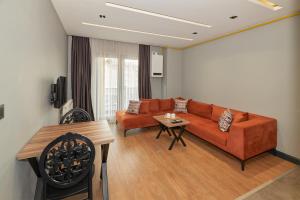 Sofyapart في Soğuksu: غرفة معيشة مع أريكة وطاولة