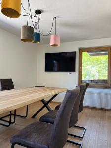 comedor con mesa de madera y sillas en Ferientreff-Stilfs en Stelvio