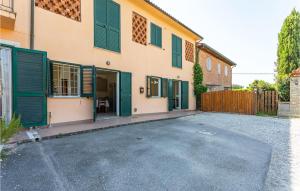 une maison avec des fenêtres à volets verts et une allée dans l'établissement 2 Bedroom Cozy Home In Altopascio, à Altopascio