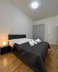 ein Schlafzimmer mit einem Bett mit zwei Handtüchern darauf in der Unterkunft Modernes Juwel in zentraler Lage in Wien