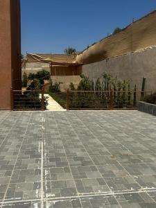 une terrasse en pierre en face d'un bâtiment dans l'établissement Jarash farm, à Jerash