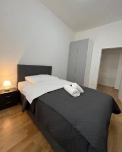 a bedroom with a bed with two towels on it at Modernes Juwel in zentraler Lage in Vienna